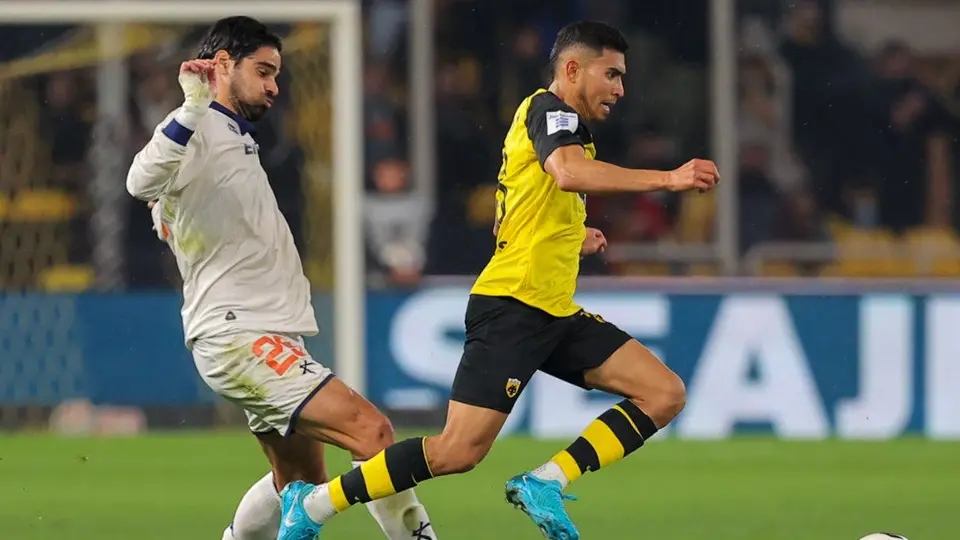 AEK de Atenas de Orbelín Pineda supera a Athens Kallithea en medio de la tormenta
