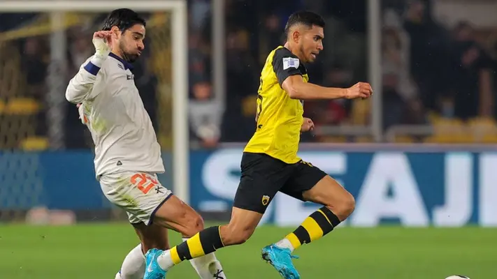 AEK de Atenas de Orbelín Pineda supera a Athens Kallithea en medio de la tormenta