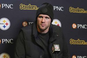 ¡A lo Bofo Bautista! TJ Watt regala uno de sus zapatos a un fanático
