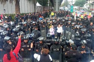 Policía encapsula a trabajadores del Poder Judicial que se manifestaban en el Autódromo Hermanos Rodríguez
