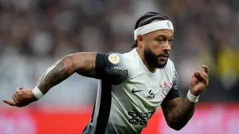 La excéntrica llegada de Memphis Depay a un partido en Brasil que se hizo viral