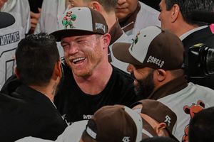 ¡Histórico! 'Canelo' Álvarez llega a 22 triunfos en peleas de título mundial tras vencer a Berlanga