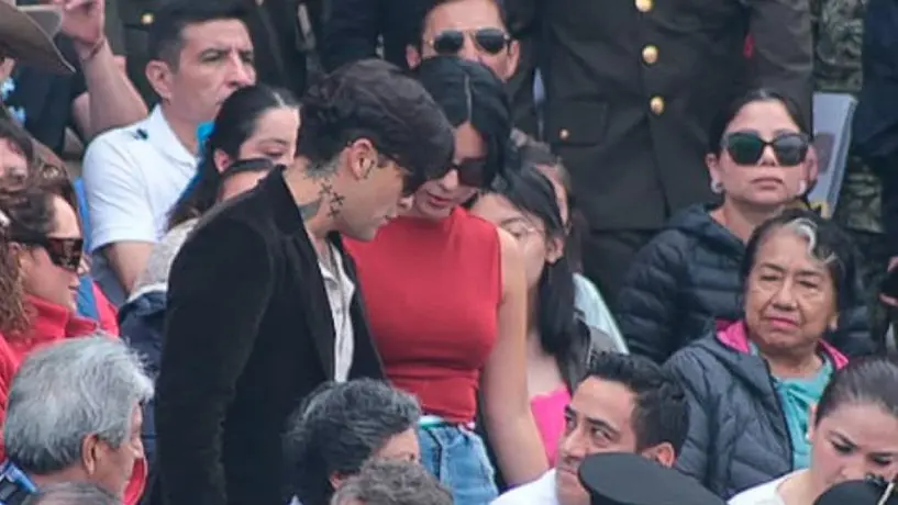 ¡Ángela Aguilar y Christian Nodal son captados en el Zócalo de CDMX durante el desfile militar del 16 de septiembre!