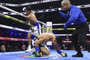 'Vaquero' Navarrete noquea a Óscar Valdez y retiene su título Mundial Superpluma de la OMB