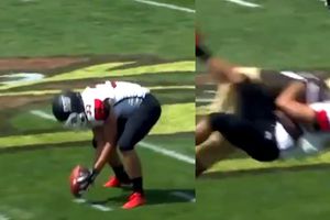 Jugador universitario de futbol americano recibe brutal golpe