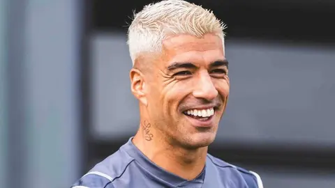 Luis Suárez estrena look y se prepara para deslumbrar con su rubio como el sol