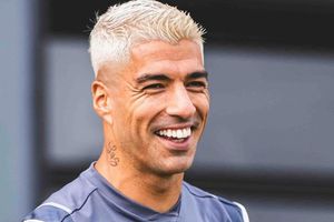 Luis Suárez estrena look y se prepara para deslumbrar con su rubio como el sol