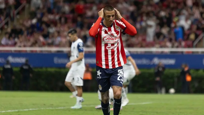 'Piojo' Alvarado pidió disculpas por lanzar objeto explosivo en sala de prensa de Chivas