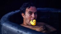 Red Bull "exhibe" a Checo Pérez mientras se daba un baño en Singapur