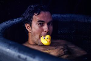 Red Bull "exhibe" a Checo Pérez mientras se daba un baño en Singapur