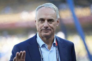 Comisionado de la MLB revela interés por añadir la regla "Golden Turn-Bat"