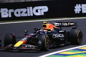 Checo Pérez se venga de Liam Lawson en la sprint del Gran Premio de Brasil