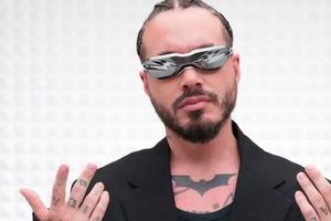 J Balvin reveló que tiene tatuado el rostro de una mujer que no conoce y ahora la busca. ¡Increíble!