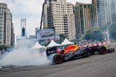 Yuki Tsunoda incendia auto RB8 de Red Bull durante show run en Taiwán