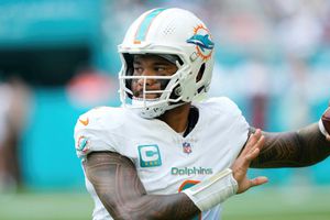 Tagovailoa lidera con cuatro pases de anotación y Dolphins vencen 34-15 a Patriots