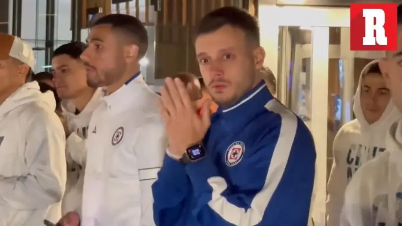 ¡La afición lo conmueve! Martín Anselmi llora en serenata de afición a Cruz Azul