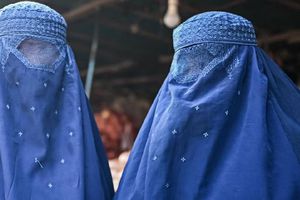 Ministro talibán: mujeres afganas no pueden rezar en voz alta ni recitar frente a otras mujeres