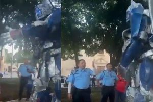 Captan en video a policía de Mérida se enfrenta a Optimus Prime y se hace viral