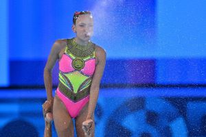 Regina Alférez, nadadora mexicana, es criticada por vender celular olímpico