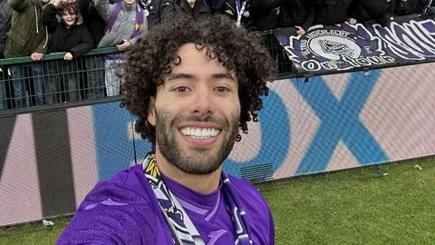 Afición se le entregó a Chino Huerta tras debut goleador