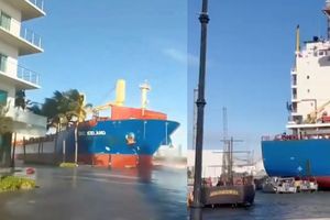 Barco de carga se impactó en el malecón de Veracruz por fuertes vientos