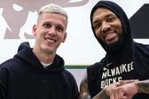 Dani Olmo visita a Damian Lillard y Milwaukee Bucks mientras espera su inscripción