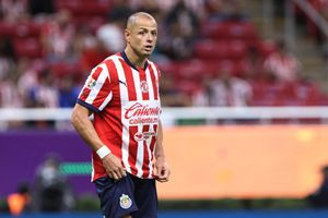 Faitelson sugiere a Chicharito dejar las redes sociales e ir al "diván de un psicólogo"