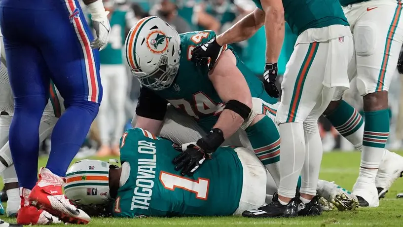 Tua Tagovailoa sale del Miami Dolphins vs Buffalo Bills por conmoción