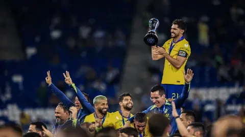 Henry Martín celebra Tricampeonato del América con Cuauhtémoc Blanco