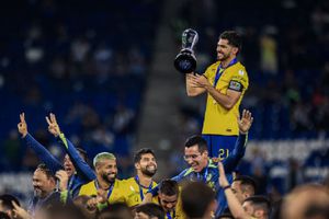 Henry Martín celebra Tricampeonato del América con Cuauhtémoc Blanco