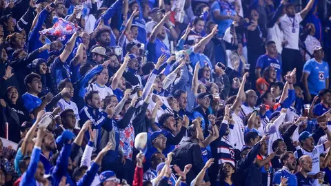 Afición de Cruz Azul se burla del América con picante mensaje a las afueras de Coapa