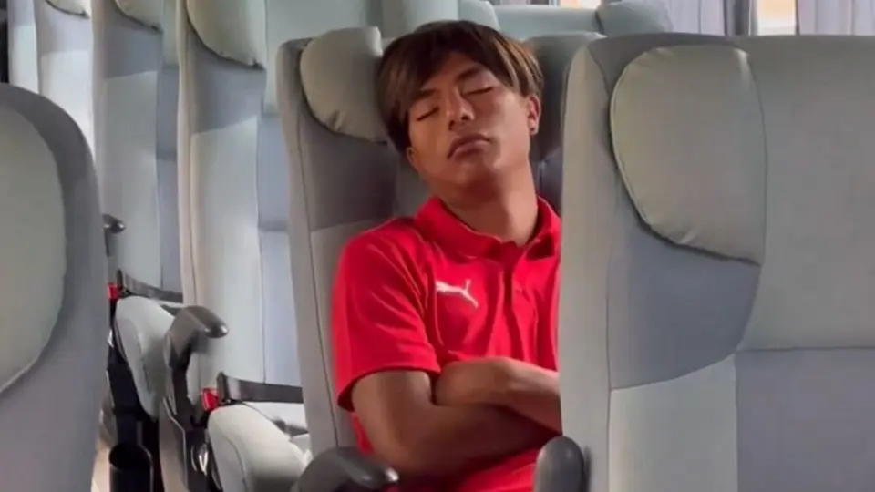 Yael Padilla se queda dormido en el autobús de Chivas previo a enfrentar a Caimanes de Colima