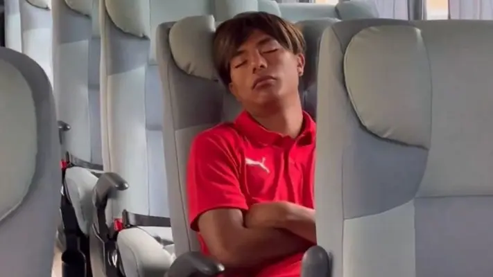 Yael Padilla se queda dormido en el autobús de Chivas previo a enfrentar a Caimanes de Colima