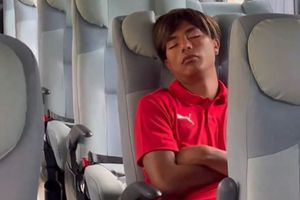 Yael Padilla se queda dormido en el autobús de Chivas previo a enfrentar a Caimanes de Colima