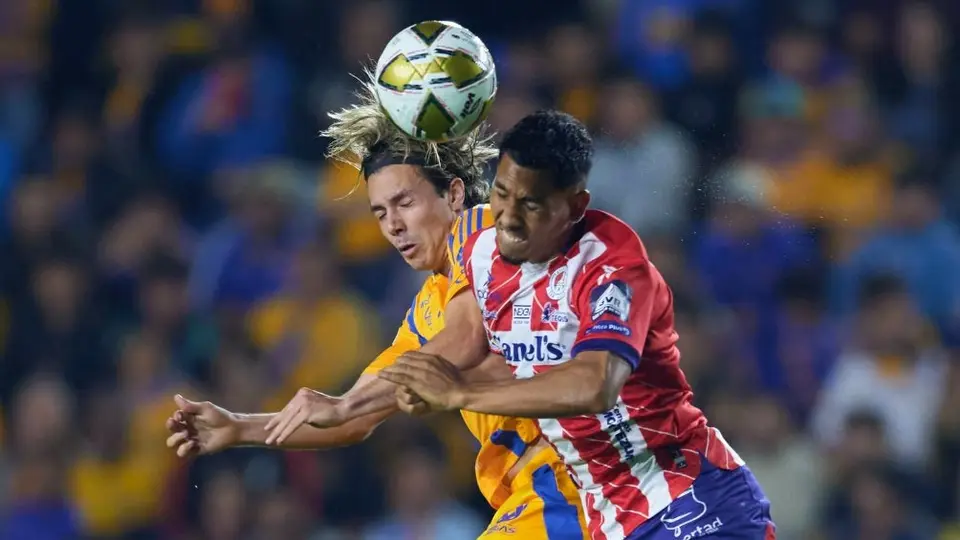 ¿Perdonan la roja? Sebastián Córdova lanza codazo a Ricardo Chávez