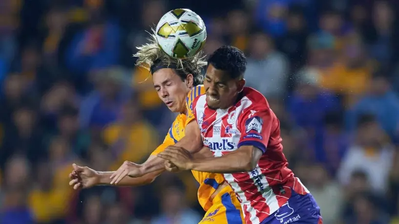 ¿Perdonan la roja? Sebastián Córdova lanza codazo a Ricardo Chávez