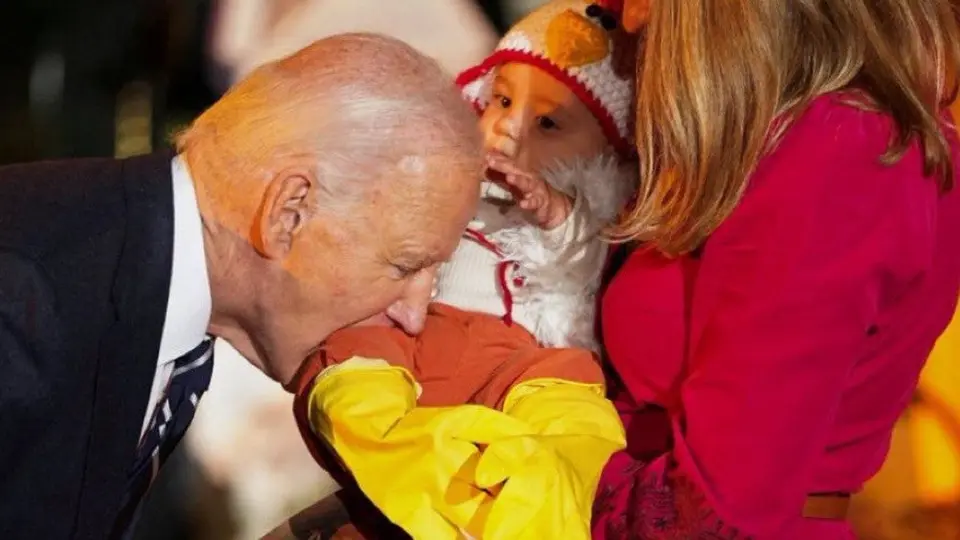 Joe Biden es captado mordiendo a un bebé en la celebración de Halloween de la Casa Blanca