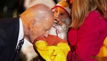 Joe Biden es captado mordiendo a un bebé en la celebración de Halloween de la Casa Blanca