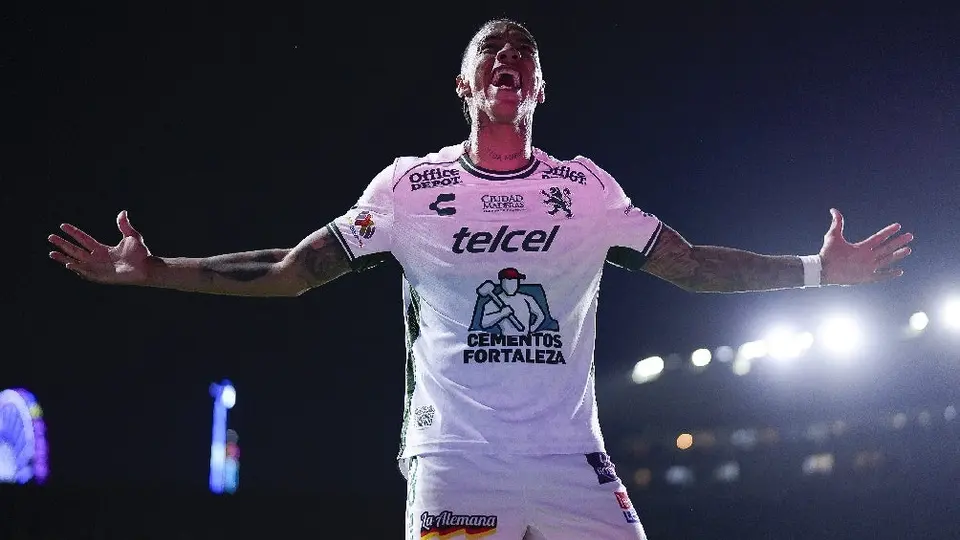 León mantiene invicto tras vencer a Chivas con doblete de Jhonder Cádiz