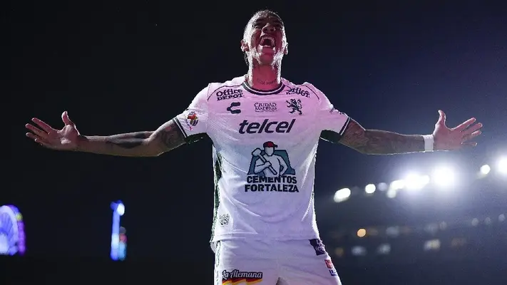 León mantiene invicto tras vencer a Chivas con doblete de Jhonder Cádiz