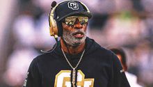 Jerry Jones ya habló con Deion Sanders para el puesto de entrenador en jefe de Cowboys