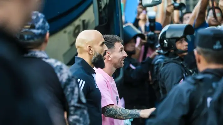 MLS: Guardaespaldas de Lionel Messi empuja a camarógrafo en Nueva York