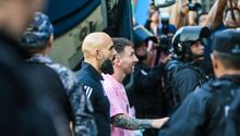 MLS: Guardaespaldas de Lionel Messi empuja a camarógrafo en Nueva York