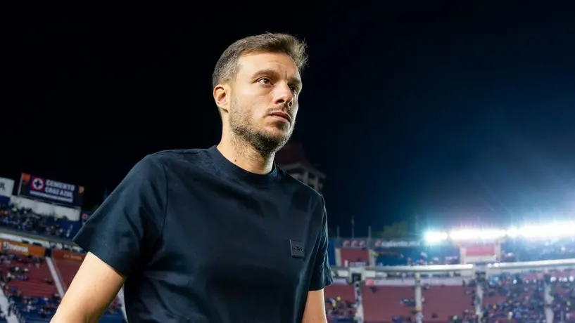Aficionado rompe fotografía de Martin Anselmi tras salida de Cruz Azul