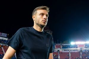 Aficionado rompe fotografía de Martin Anselmi tras salida de Cruz Azul