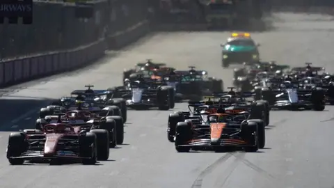 ¡Trágico! Checo Pérez quedó fuera en la victoria de Piastri en el GP de Azerbaiyán