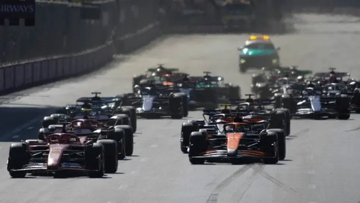 ¡Trágico! Checo Pérez quedó fuera en la victoria de Piastri en el GP de Azerbaiyán