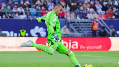 Nahuel hace el oso, le meten gol y se engancha con la afición de San Luis