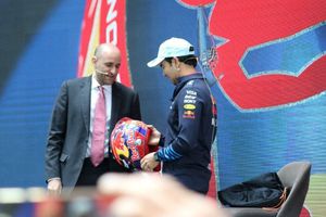 "Soy un luchador": Checo Pérez presenta casco inspirado en la lucha libre para el GP de México