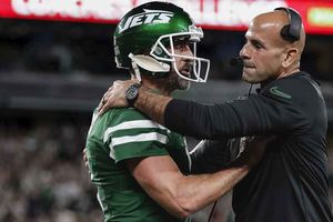 ¿Problemas en el paraíso? Aaron Rodgers le niega abrazo a Robert Saleh en el TNF